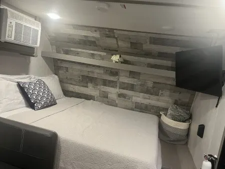 Camper/RV  10 minutes from Navarre beach Отели в г. Наварр