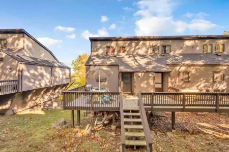 Camelback mountain condo with incredible views! Quick walk to the slopes!