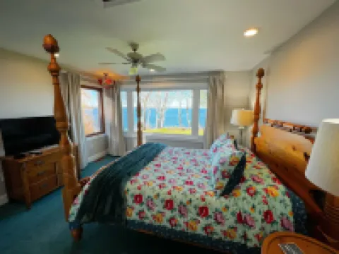 Dreamy Lake House - Erie, PA