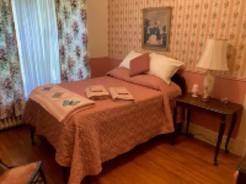 Mt Hope Heritage Home - Step back in time in this unique three bedroom home.