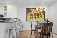 The Central Loft: Contemporary Downtown Retreat Along Hot Springs' Bathhouse Row
