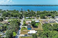 Charming 3-bedroom Aqua Retreat with Patio and Fire Pit in Historic Palmetto. Hotels in Palmetto