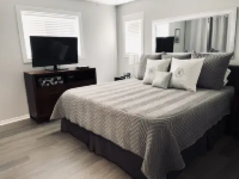 Bernard's Landing, Closest to Lake, Two Comfortable King Size Beds!