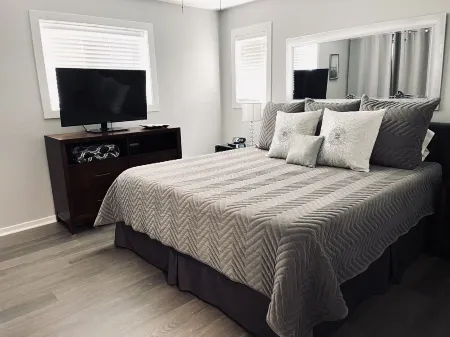 Bernard's Landing, Closest to Lake, Two Comfortable King Size Beds!