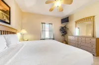 2BR Condo, Walk to Beach, Pool, WiFi