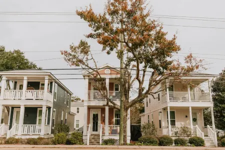 Mermaid's Muse - close to beach & downtown Ocean Springs! Includes golf cart!