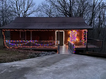 Cabin 3 is a Quiet log Cabin on Lookout Mountain 2 bedroom 2 bath Отели в г. Дейд