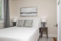 Luxury mountain oasis, hot tub & 15 mins to DT AVL, bring furry friends!