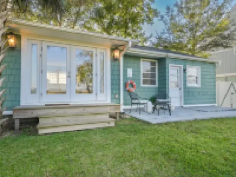 Peaceful 3Br, Private Pool & Marsh Views Minutes from Charleston & Beaches Hotels in Berkeley County