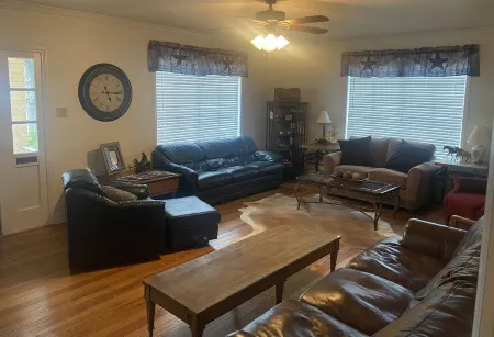 Charming original 1940's home in the heart of downtown Brenham Отели в г. Бренхем