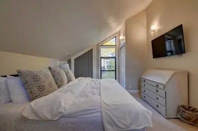 Townhome Steps from Lifts at PC Resort! Stylish 2Br/2BA +Loft, Deck, Mtn Views. Hotels in 