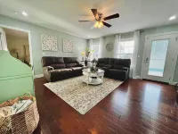 King Luxe Retreat - Pets Welcome, Fenced Yard,