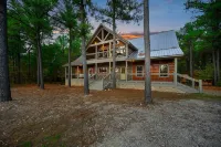 Trophy Buck Lodge - 5 bedroom + 5 ensuite bath Luxury Cabin - Centrally Located