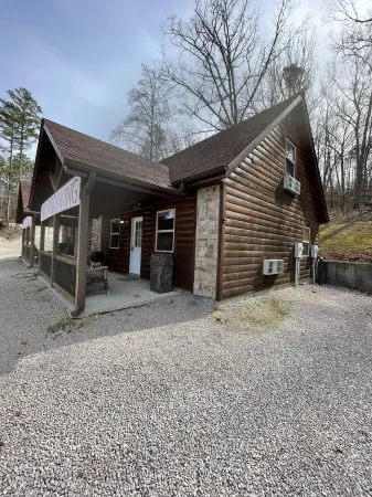 Hillside Hideaway West just 1/2 mile from Current River!