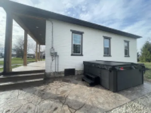 Newly renovated 1800’s one room schoolhouse with modern comforts and a hot tub! Hoteles en Municipio de Rapho