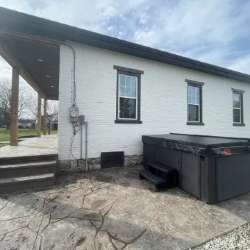 Newly renovated 1800’s one room schoolhouse with modern comforts and a hot tub! Отели в г. Рафо Тауншип