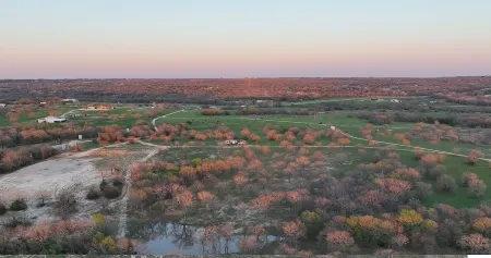 Romantic Stay in  Beautiful New RV on 30 Acres Отели в г. Альворд