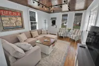 Adorable Little Yellow House, Prime Location! Downtown Pella, IA Hotels in Pella