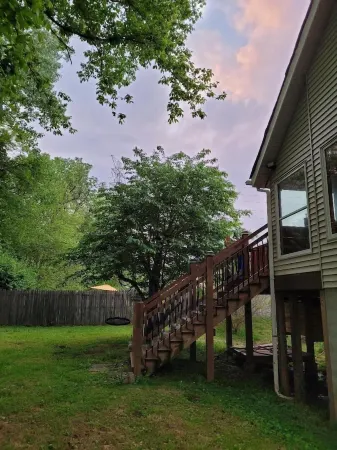 Family and small dogs friendly. Close to interstate, 15 minutes from Nashville