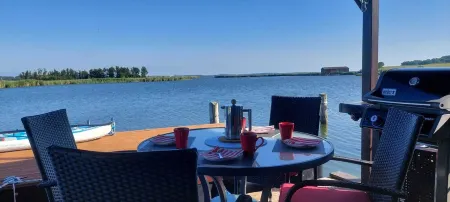 Floating AquariHus in Loddin on the island of Usedom Отели в г. Лоддин