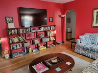 Colorful Family Friendly, Pet Friendly Bungalow, Sleeps 6 - Jacksonville, FL