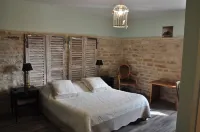 Cottage 10 people in a park with swimming pool Hotels in Argilly