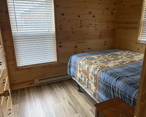 Cozy 2 bedroom Log Cabin Hotels in McKenzie County