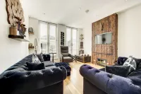 Stunning 4 Bedroom House - Hot tub+Gym - Sleeps upto 8 -Escape London, in London