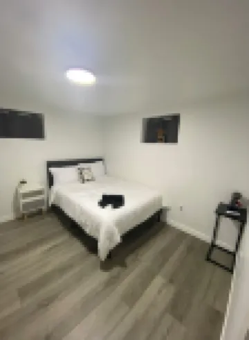 Luxury basement, escape comfort family friendly & pet friendly w arcade pac-man