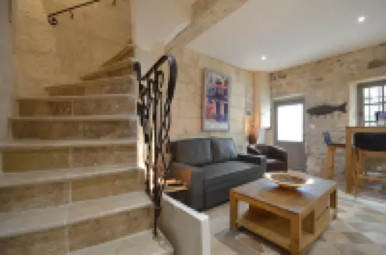 At the foot of the Arles bullring, attractive renovated town house