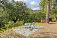 Mountain Retreat w/nature views, deck, hot tub, EV 빅 트리스 루프 트레일헤드 주변 호텔