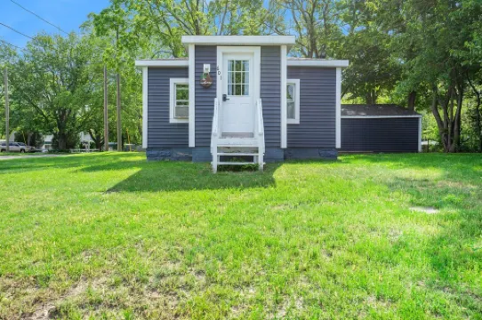 Charming  South Haven Cottage - 5 minute to the beach!