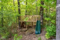Large mountain cabin getaway with high speed WiFi and hot tub in Jackson, NH