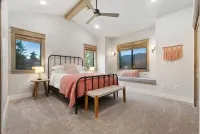 !!BRAND NEW LISTING!! Stunning Cabin w/Private Dock, 5 Beds w/ 5.5 Bath, Hot Tub - Chalets