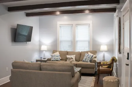 Cozy Cottage within walking distance of downtown!