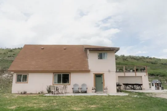 🦙 Lava Yay Frame - Bright High desert Cabin.
