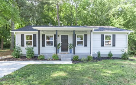Retro Resort Inspired Home 7 Min From DT Raleigh