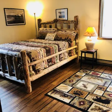 Classic Otter Cabin: Near Village & SHARC