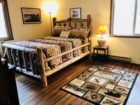 Classic Otter Cabin: Near Village & SHARC