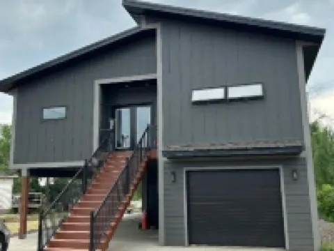 NEW House on Pristine Shell Lake! Right off the ATV/Snowmobile trails! 謝爾萊克酒店