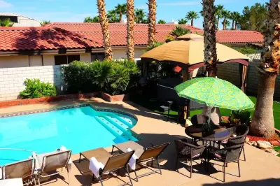 Vintage Vegas Oasis: Pool & Spa, 15 mins to Strip Hotels near Rampart Commons