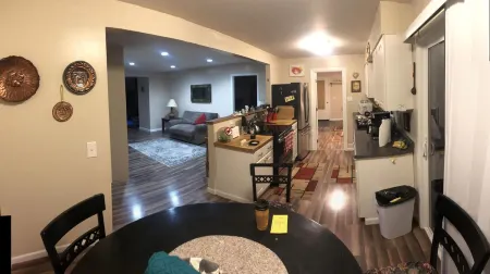 3 bed 2 bath house w/ covered parking spot and fenced backyard. Отели в г. Кодиак