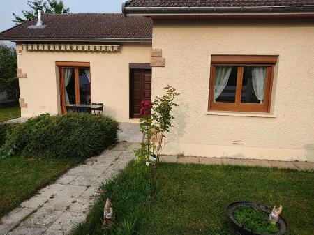 Maison sur Terrain Clos de 800 M2 lac à Moins de 5kms Отели в г. Лез Ансиз-Ком