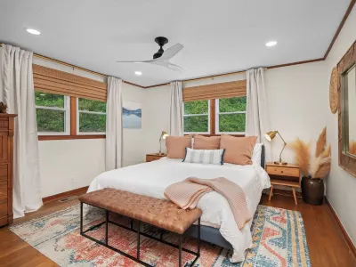 Charming Mtn Cabin, Hot Tub+Fire Pit, Private, WiFi, Grill, Near Green Mtn Area!