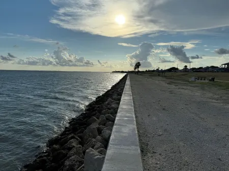 Bay view fisherman's cottage. Located in Seadrift, near Port O' Connor, TX. Отели в г. Сидрифт