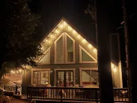 Treehouse Lodge- A quiet hilltop creative retreat, minutes from the lake.