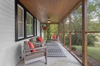 Clear Creek Retreat - Pet Friendly, King Bed, Hot Tub, Game Room, Fire Pit 클리어 크릭 호텔