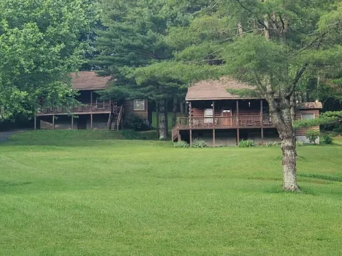 Relax @ Mt. Melody Log Cabin. Brand New Hot Tub and Masterbath. by Trout Stream