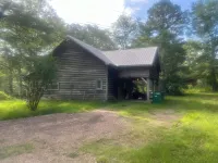 Secluded getaway cabin on 50 acres in the beautiful woods of Utica, MS. Hotel a Hinds County