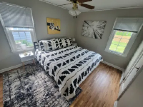Kutzky Cottage // 3 BR, 4 Blocks to Mayo, Family & Pet Friendly, Fenced Yard